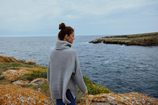 Vrouw natuur rotsen kust landschap Oceaan vrouw ontspannen