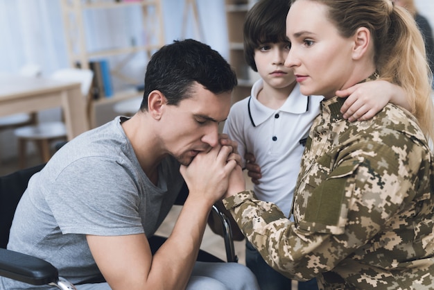 Vrouw neemt afscheid van haar familie en haar ouders.