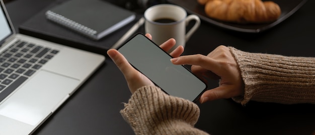 Vrouw neemt een pauze met smartphone