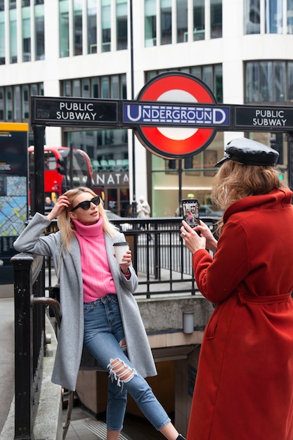 Vrouw neemt foto van influencer bij de ingang van de openbare metro