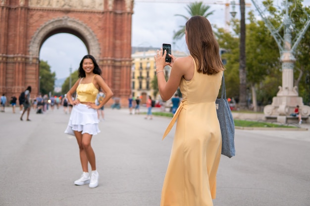 Vrouw neemt foto van vriendin in stad