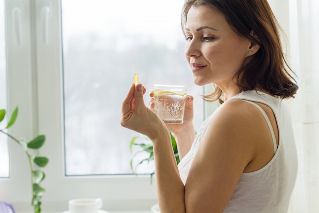 Vrouw neemt pil met omega-3