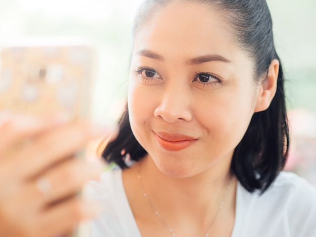 Vrouw neemt selfie foto