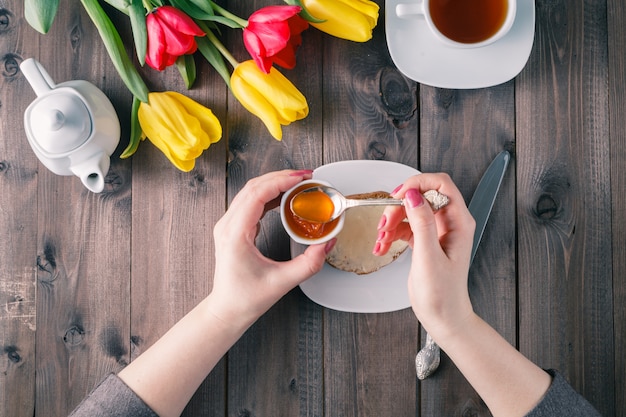 Vrouw neemt zoete jam