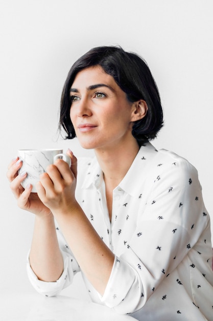 Vrouw nippend van koffie in een café