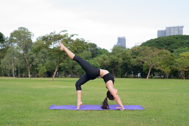 Vrouw Oefening Yoga In Park Klaar Voor Een Gezonde Levensstijl In De Natuur