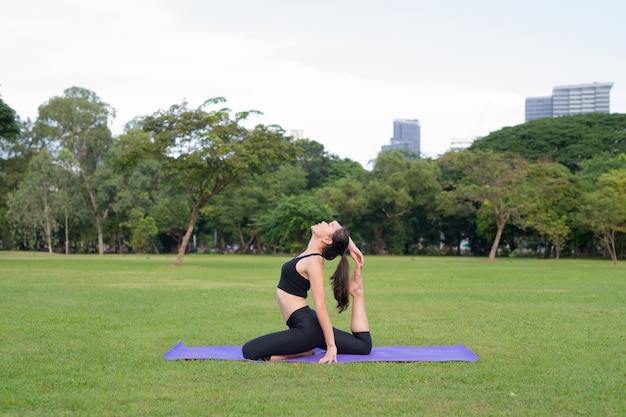 Vrouw Oefening Yoga In Park Klaar Voor Een Gezonde Levensstijl In De Natuur