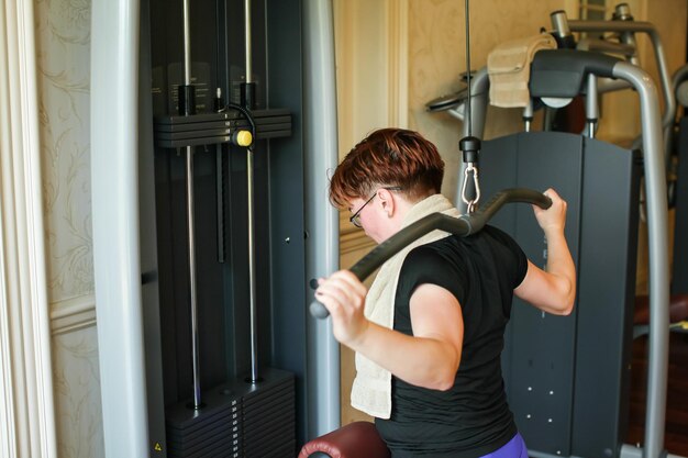 Foto vrouw oefent in de sportschool.