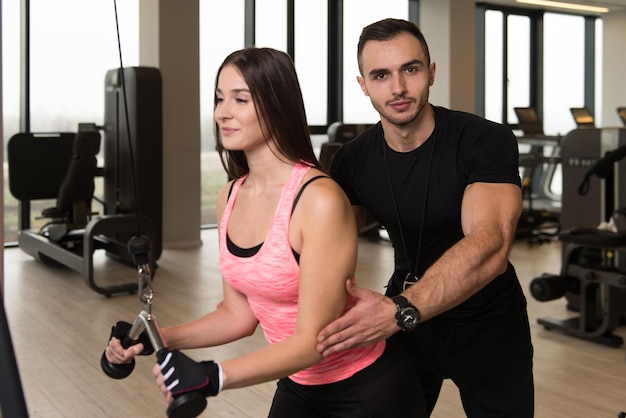 Vrouw oefent triceps met haar persoonlijke trainer