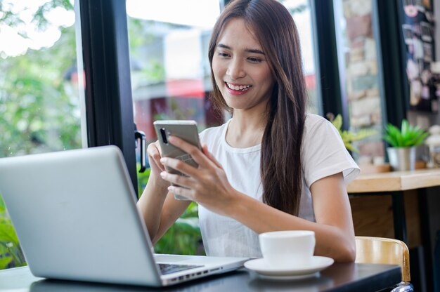 vrouw of een gelukkige student glimlacht op een bureau met een computer