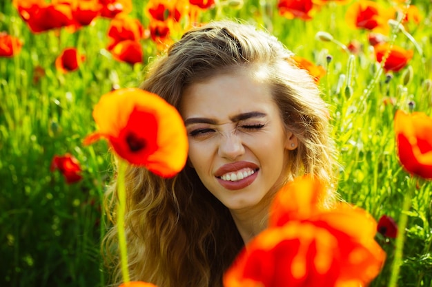 Foto vrouw of gelukkig meisje op gebied van maanzaad