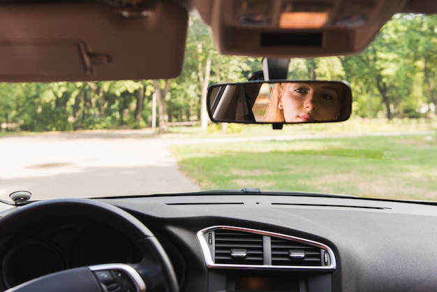 Vrouw ogen in auto spiegel