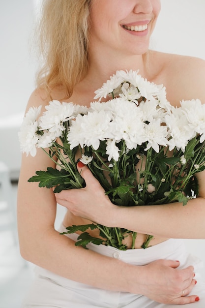 Vrouw omhelst witte bloemen