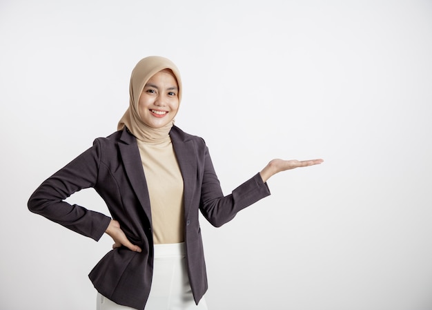 Vrouw ondernemer draagt ?? hijab glimlachend tonend kopie ruimte, kantoor werk concept geïsoleerde witte achtergrond