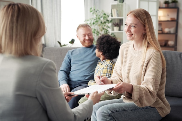 Foto vrouw ondertekent contract over adoptie