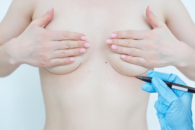 vrouw onderzoekt borst mastopathie of kanker geïsoleerd.