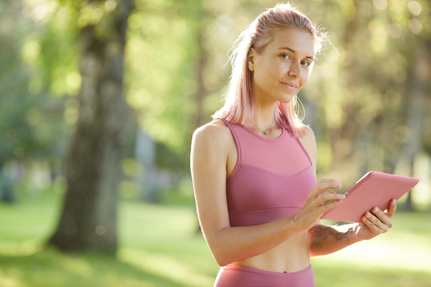 Vrouw online communiceren