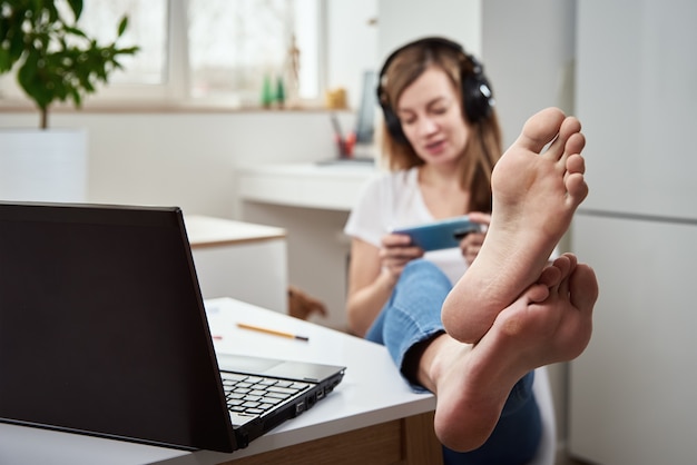 Vrouw online cursus in de koptelefoon luisteren