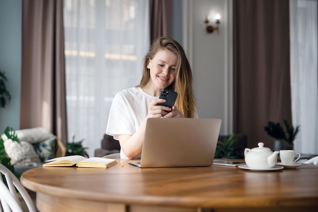 Vrouw online winkelen op de website van de winkel via internet De freelancer gebruikt een laptop