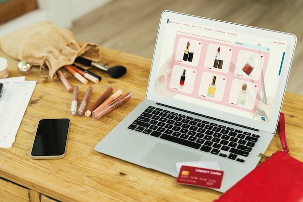 Foto vrouw online winkelen op internet marktplaats browsen voor verkoop items voor moderne levensstijl en gebruik creditcard voor online betaling van portemonnee beschermd door cruciale cybersecurity software