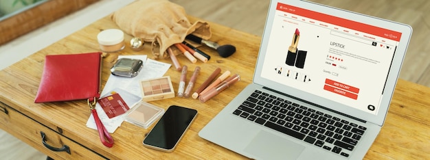 Foto vrouw online winkelen op internet marktplaats browsen voor verkoop items voor moderne levensstijl en gebruik creditcard voor online betaling van portemonnee beschermd door cruciale cybersecurity software