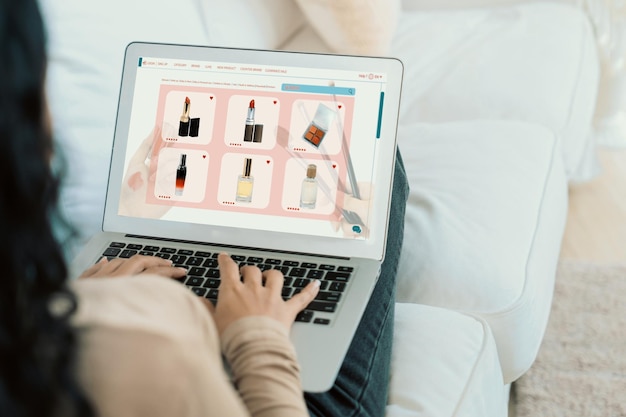 Foto vrouw online winkelen op internet marktplaats browsen voor verkoop items voor moderne levensstijl en gebruik creditcard voor online betaling van portemonnee beschermd door cruciale cybersecurity software