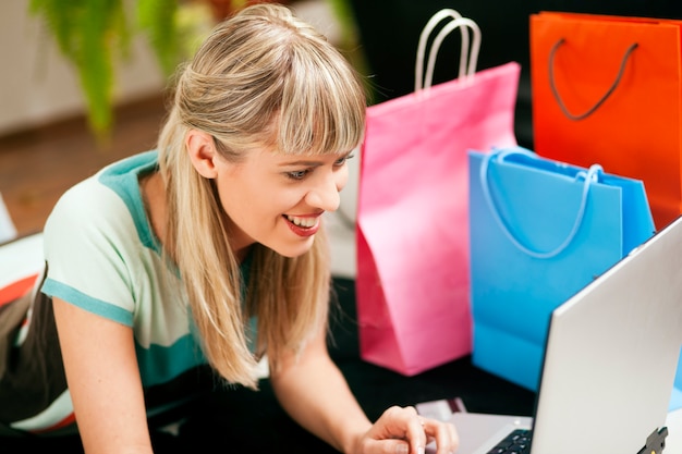 Vrouw online winkelen via internet vanuit huis