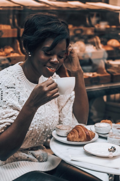 Vrouw ontbijt in een café.