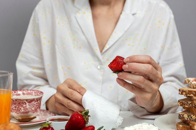 vrouw ontbijten in pyjama