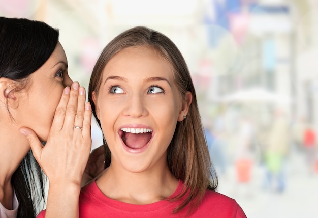 Foto vrouw onthult geheim aan vriend op achtergrond