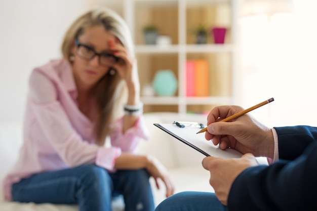 Vrouw ontmoet psychotherapeut en bespreekt haar problemen