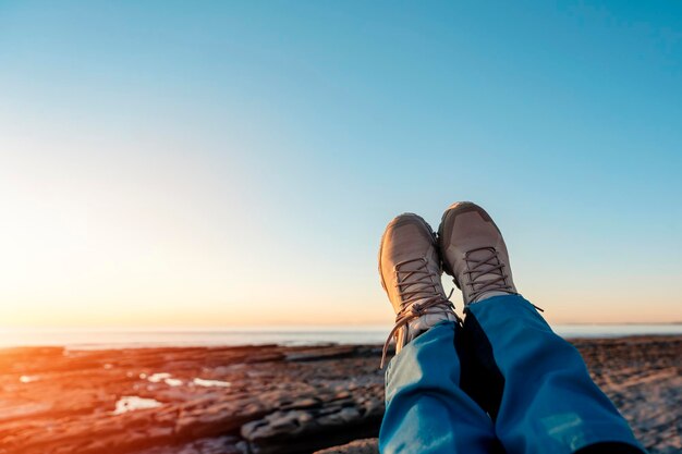 Vrouw ontspannen alleen aan zee bij zonsondergang Travel Lifestyle concept