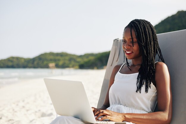 Vrouw ontspannen en werken op laptop