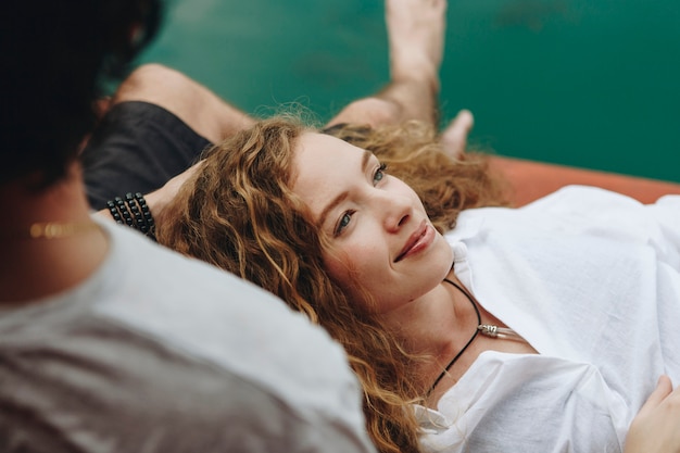 Vrouw ontspannen in de schoot van haar vriendjes