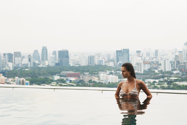 Vrouw ontspannen op een zwembad op het dak