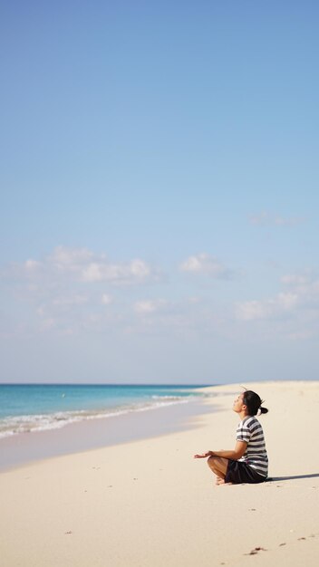 Vrouw ontspannen op het strand