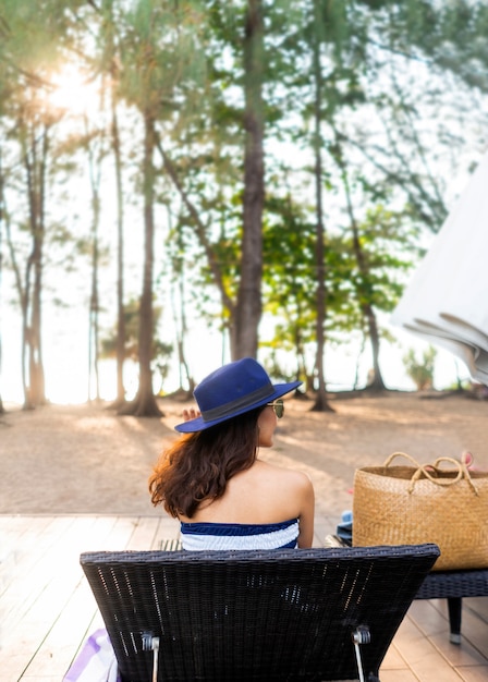 Foto vrouw ontspannen op het strand