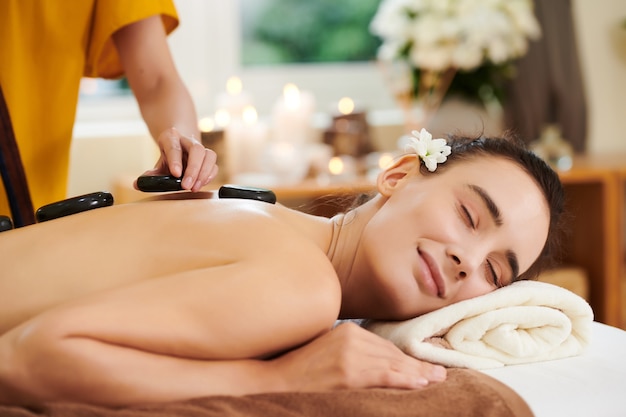Vrouw ontspannen tijdens spa-therapie