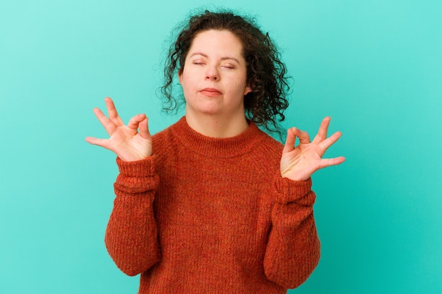 Foto vrouw ontspant na een dag hard werken