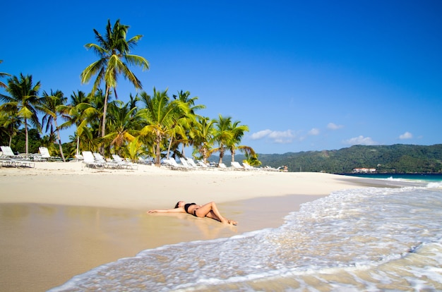 vrouw ontspant op strand