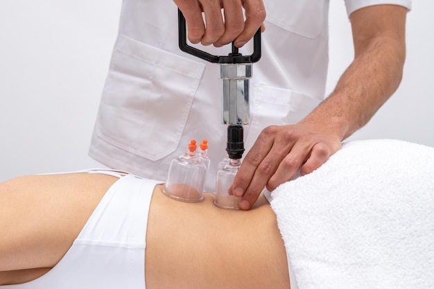 Vrouw ontvangen cupping behandeling op rug In Spa osteopathie en fysiotherapie Concept
