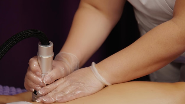 Vrouw ontvangt anti-aging anticellulitis massage vacuüm rf tillen in spa salon Wellness lichaam en huidverzorging