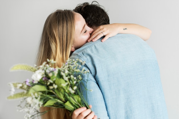 Vrouw ontvangt een boeket bloemen van haar geliefde