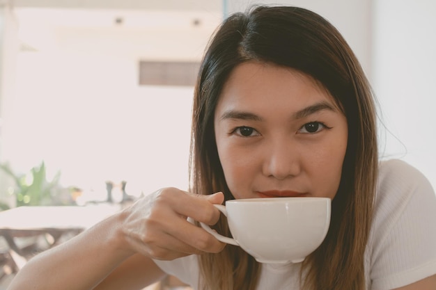 Vrouw ontvangt een kop koffie en een drankje