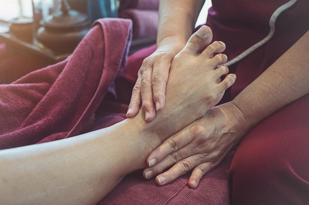 Foto vrouw ontvangt voetmassage van masseuse