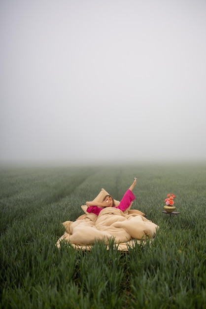 Vrouw ontwaakt op het veld.