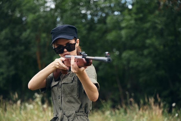 Vrouw op aard in zonnebril met wapens zwarte GLB