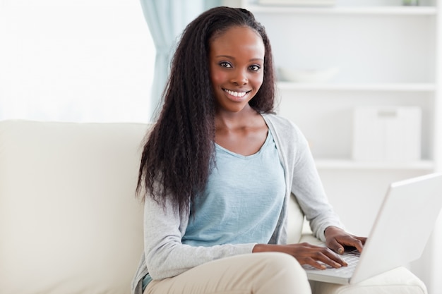 Vrouw op bank met laptop