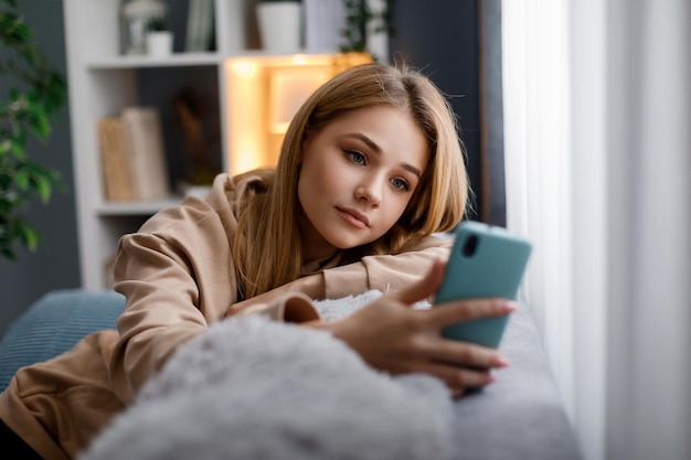 Vrouw op bank met smartphone