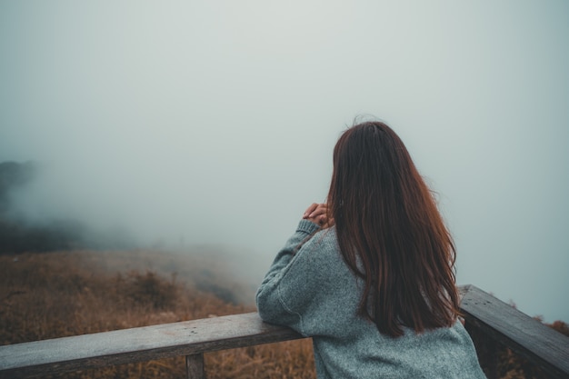 Vrouw op berg met mist